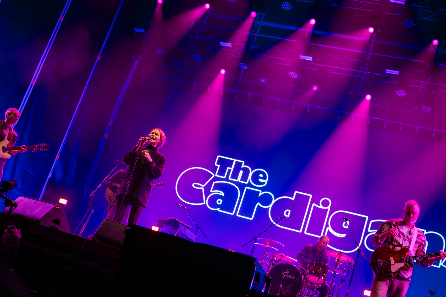 The Cardigans en Bogotá: El arte de la nostalgia