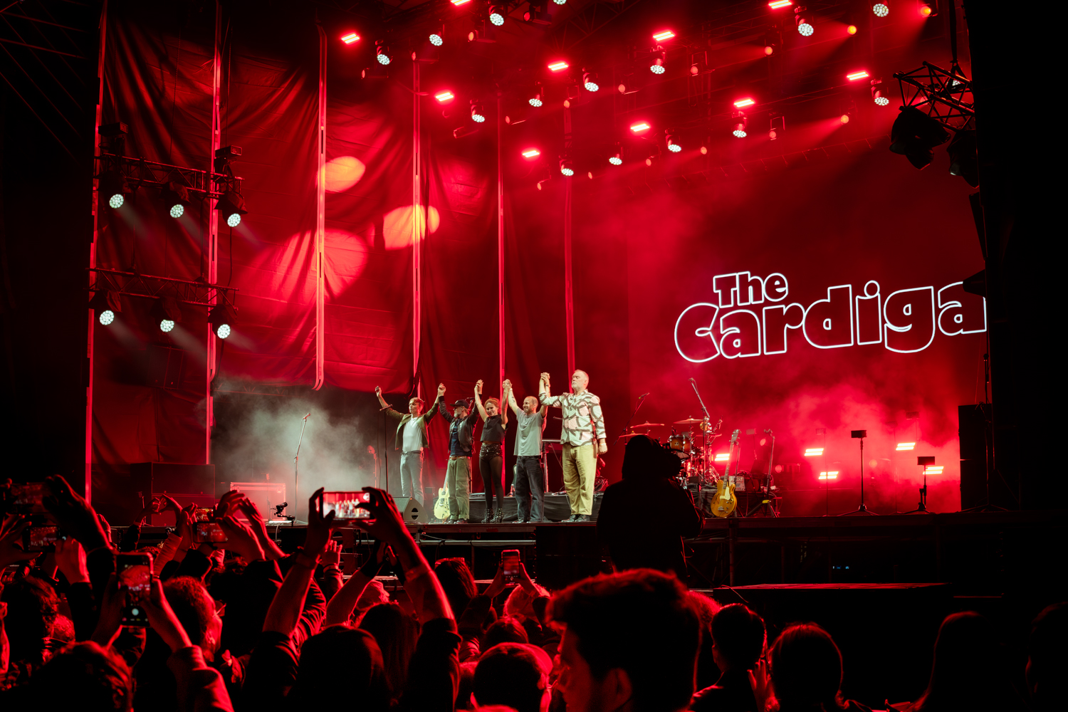 The Cardigans en Bogotá: El arte de la nostalgia
