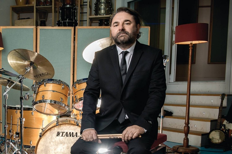 El baterista repasará éxitos de los británicos junto a The…