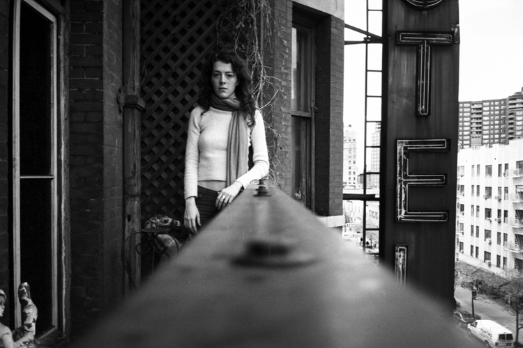 Melissa Auf der Maur: Una carta de amor a los noventa, la fotografía y la música 