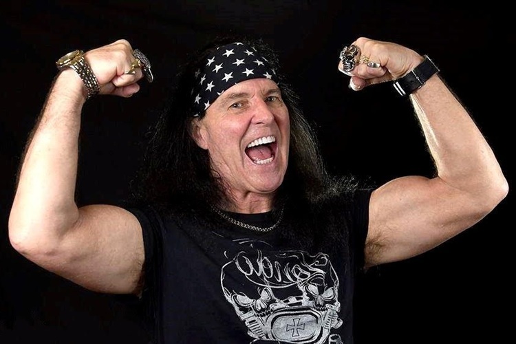 Parte de la historia de AC/DC: Dave Evans regresa a Chile