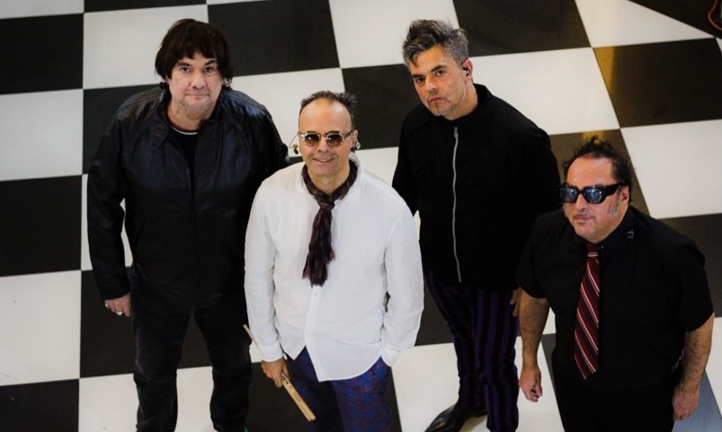 Banda anunció la cita presentándose en el Metro de Santiago